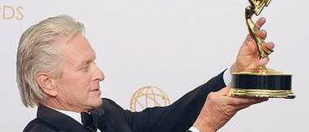 Michael Douglas mit seinem Emmy für die Rolle in „Behind the Candelabra“. Foto: dpa
