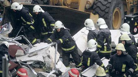 Rettungskräfte suchen in den Trümmern weiter nach Verschütteten. Foto: dpa