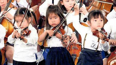 Junge Musiker bei einem Kinderkonzert in Japan. 