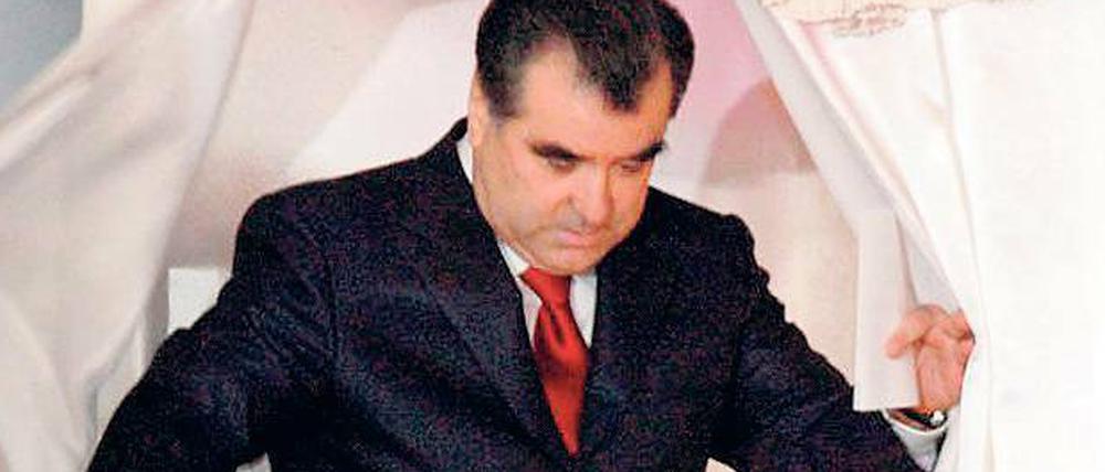 Fest im Sattel. Emomali Rachmon (61) regiert das bitterarme Tadschikistan seit 1992. Erst im November trat er eine weitere siebenjährige Amtszeit an. 