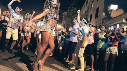 Tanzen bis zum Umfallen. In den Straßen von Rio wird den ganzen Tag und die ganze Nacht gefeiert. 