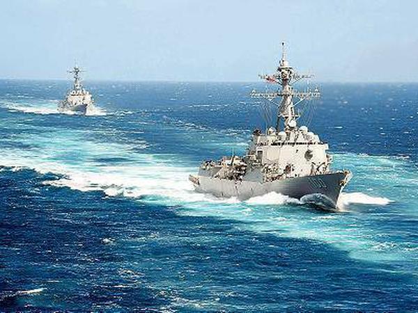 Auf dem Weg zum Indischen Ozean. Zerstörer USS Kidd und USS Pinckney. 