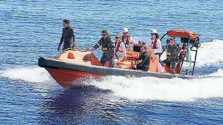 Ein Boot der australischen Marine sucht nach Trümmerteilen. 