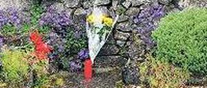 Stilles Gedenken an dem Massengrab der 800 Kinder im irischen Tuam. 
