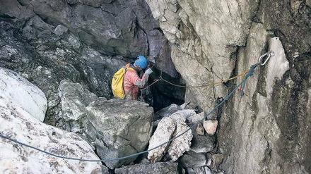 Ein Höhlenretter seilt sich in rund 1800 Metern Höhe am Eingang der Riesending-Schachthöhle am Untersberg in Bayern ab. 