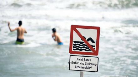 Tödliches Risiko. Am Timmendorfer Strand darf derzeit nicht gebadet werden. Am schleswig-holsteinischen Ostseestrand haben sich gefährliche Strömungen gebildet. Am Wochenende und am Montag sind mehrere Menschen in den gefährlichen Gewässern ertrunken. 