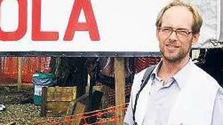 Der Arzt Maximilian Gertler aus Berlin bekämpft in Guinea Ebola. 