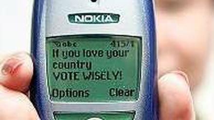 Altes Modell. Filipinos verwenden SMS auch für politische Mobilisierung. 