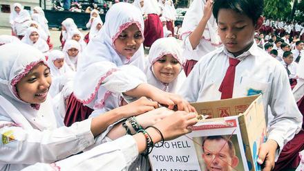 Sammeln für Abbott. Indonesische Schüler spendeten am Montag symbolisch Geld für den australischen Premier, nachdem dieser die Tsunami-Hilfen für Indonesien als Argument gegen die Hinrichtung ins Feld geführt hatte. 