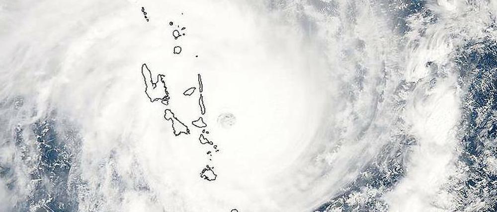 Im Auge des Zyklons. Der Wirbelsturm „Pam“ gehört als Sturm der Kategorie fünf zu den stärksten je gemessenen. In der Spitze erreichte er Geschwindigkeiten von 350 Stundenkilometern. Der bisher stärkste Taifun „Haiyan“, der 2013 die Philippinen traf, hatte 370 Stundenkilometer erreicht. 