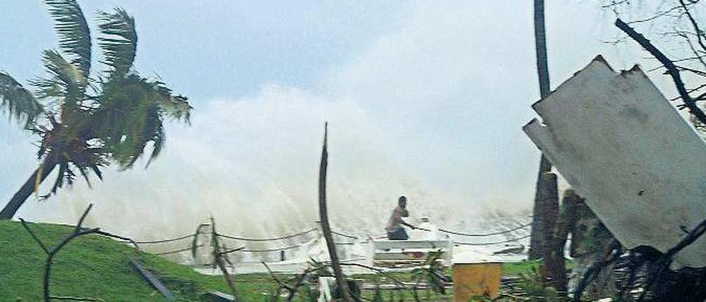 Gewaltige Kräfte. Der Zyklon "Pam" hat im Inselstaat Vanuatu schwere Schäden angerichtet. Er nahm am Sonntag deutlich abgeschwächt Kurs auf Neuseeland. 