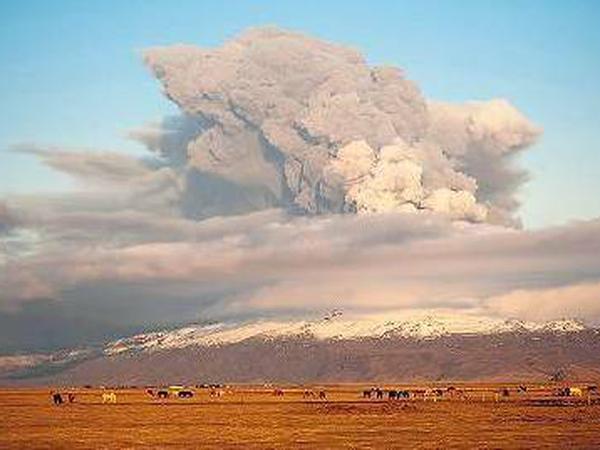 Die Wolke. So sah es vor fünf Jahren aus: Der Vulkan am Eyjafjallajökull-Gletscher stößt so viel Asche aus, dass in Europa ein Chaos in der Luftfahrt entsteht.
