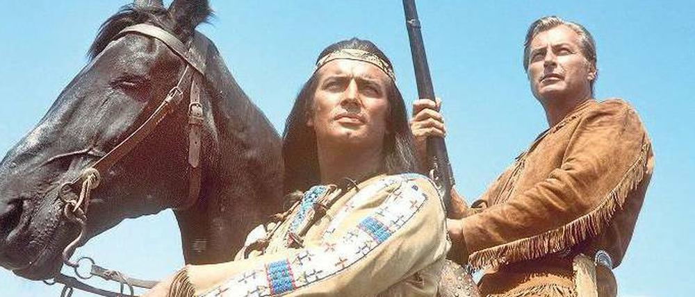 Blutsbrüder. Pierre Brice als Apatschen-Häuptling Winnetou und Lex Barker als Old Shatterhand im Karl-May-Films „Im Tal der Toten“ (1968). 