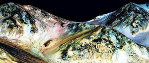Farbenfroh. Die dunklen, etwa 100 Meter langen Fließstrukturen, die am Hale-Krater im Mars-Sommer sichtbar sind, sollen durch heute noch existierendes salziges Wasser entstanden sein. Was auf dem Bild blau angefärbt ist, ist allerdings kein Wasser, sondern mineralisches Pyroxen. 