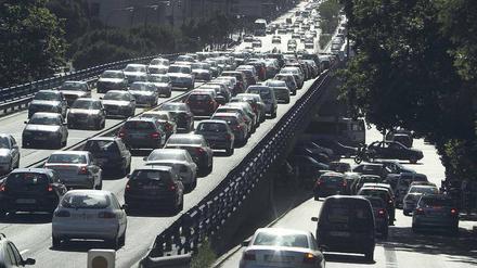 Madrid im Berufsverkehr. Die europäischen Großstädte wie die Megastädte in Entwicklungsländern leiden allesamt an zu vielen Autos, Staus und extrem schlechter Luft. 