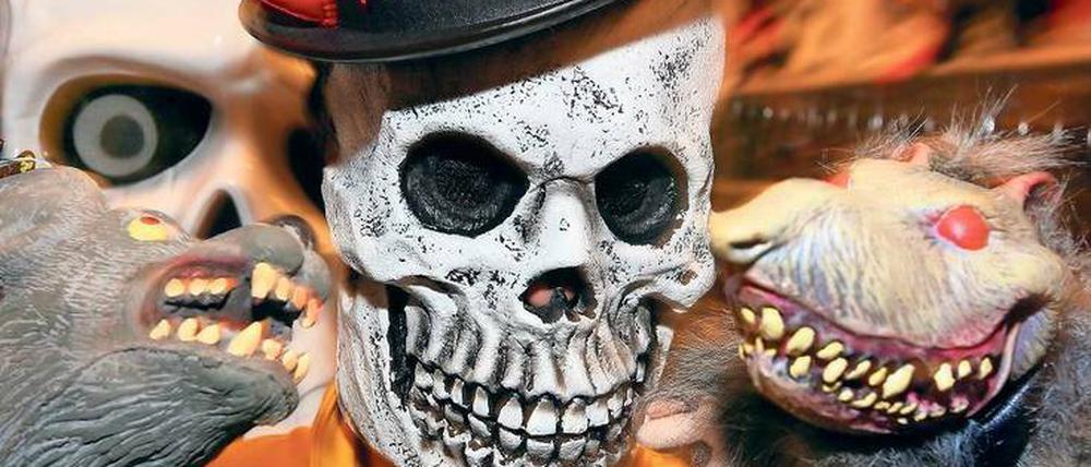 Nicht erschrecken. Masken gehören zu Halloween wie der Kürbis und der Klingelstreich. Rund 200 Millionen Euro geben die Deutschen für das Fest aus.