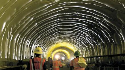 Wie in einem Dom. Arbeiter gehen durch einen Tunnel des derzeit größten Infrastrukturprojekts der USA, des „East Side Access“. Es soll den Bahnverkehr an der US-amerikanischen Ostküste auf das Doppelte seines jetzigen Volumens wachsen lassen. 