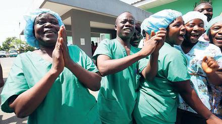 Krankenschwestern feiern das Ende der Ebola-Epidemie 