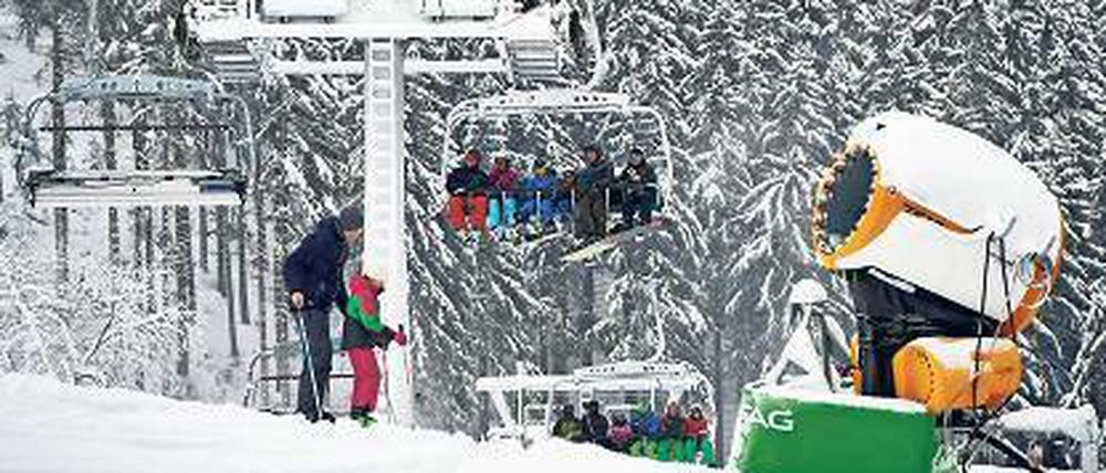 Ab auf die Piste. Vor allem Skifreunde freuen sich über reichlich Schnee in den Mittel- und Hochgebirgen.