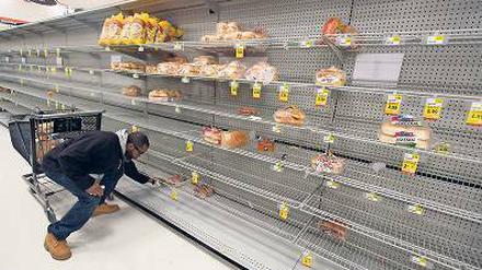 Angst vor dem Sturm. Amerikaner kaufen Supermärkte leer. 