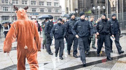 Parallelwelten. Bilder ohne Polizei hatten bei der Weiberfastnacht zum Auftakt des Kölner Straßenkarnevals am Donnerstag Seltenheitswert.