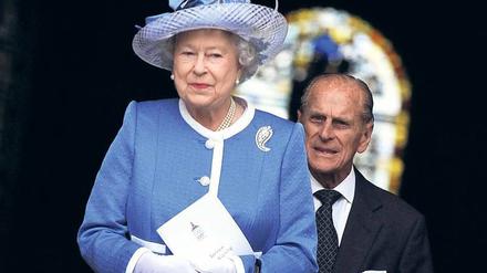 Einen Schritt hinter der Queen. Das Protokol verlangt von Prinz Philip, in der zweiten Reihe zu stehen. Zu Hause soll er aber den Ton angeben, heißt es von Vertrauten.