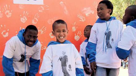 Zu Ehren von Nkosi Johnson. Der damals 11-Jährige bat die Regierung Südafrikas vor 16 Jahren um Medizin. Er starb an Aids. Diese HIV-Waisen sind selbst infiziert. 