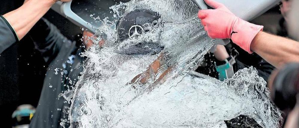 Nass gemacht. Die Teamkollegen von McLaren Mercedes überschütten den britischen Formel-eins-Fahrer Lewis Hamilton mit eimerweise Eiswasser. Hamilton ist nur einer von unzähligen Prominenten, die sich der „Ice Bucket Challenge“ aussetzten, einer viralen „Herausforderung“, die auf die degenerative Nervenkrankheit ALS aufmerksam machen soll. Foto: Reuters