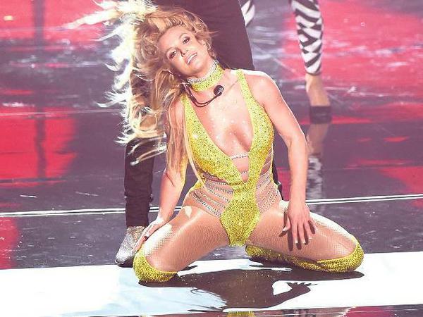 Britney Spears sang ihr neues Lied "Make Me..."