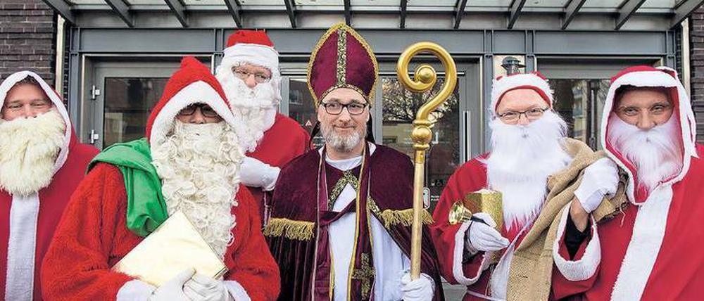 Santa dringend gesucht. Die Nachfrage nach Weihnachtsmännern in Deutschland ist viel größer als das Angebot. 