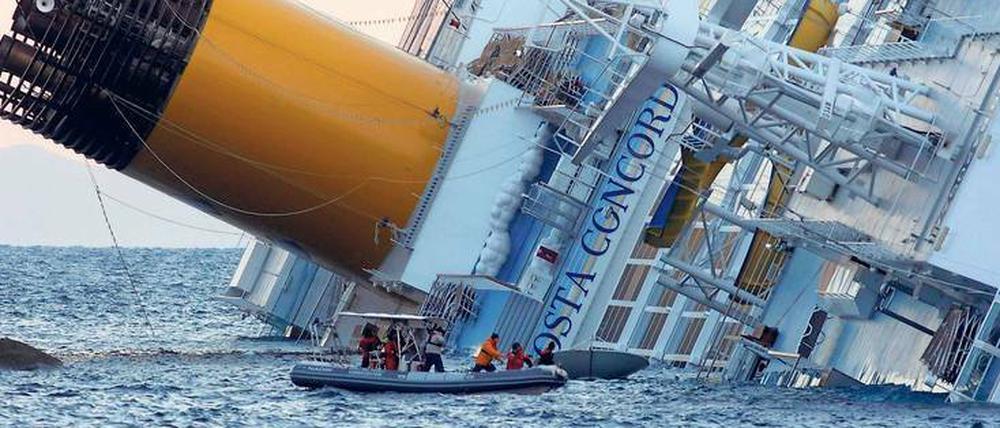 Gesunkener Riese. Am 13. Januar 2012 kamen 32 Menschen ums Leben, nachdem das Kreuzfahrtschiff Costa Concordia gegen eine Klippe gefahren war. 