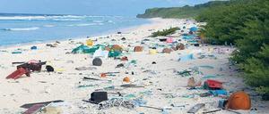 Kein Mensch lebt hier, und doch liegen Tonnen von Plastikmüll am Strand.