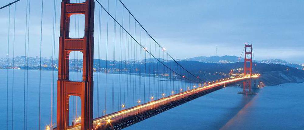 Wahrzeichen von San Francisco. Selbst ein Erdbeben der Stärke 7,1 im Jahr 1989 konnte der 2,7 Kilometer langen Hängebrücke nichts anhaben.