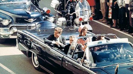 Der Moment davor. US-Präsident John F. Kennedy fährt mit seiner Frau Jaqueline und dem Gouverneur von Texas in einer offenen Limousine durch Dallas. 