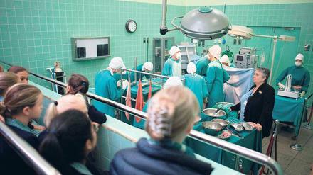 In einem Museum sind heute die originalen Operationsräume zu besichtigen, samt einem Ärzteteam aus Silikon.