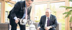 In seinem Wintergarten in Goslar serviert Außenminister Sigmar Gabriel (SPD) seinem türkischen Kollegen Cavusoglu Tee: Gastfreundschaft - oder eine Geste der Unterwerfung?