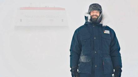 Coole Sachen. Bernhard Gropp leitet ein zehnköpfiges Forscherteam der Neumayer-Station III (im Hintergrund) in der Antarktis. 