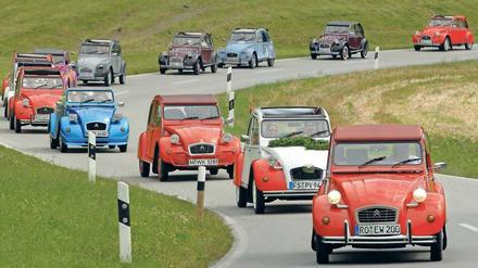 Liebhaber des Citroën 2 CV organisieren sich europaweit in Vereinen und treffen sich für gemeinsame Touren.