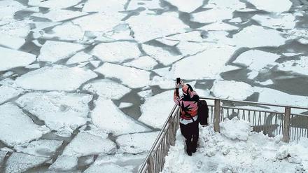 Eisgang. Der zufrierende Chicago-River ist derzeit ein beliebtes Foto-Motiv. 