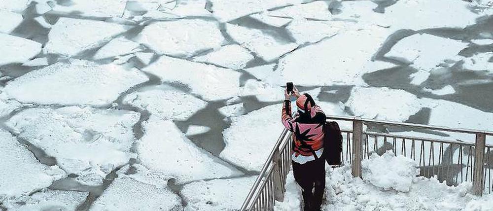 Eisgang. Der zufrierende Chicago-River ist derzeit ein beliebtes Foto-Motiv. 