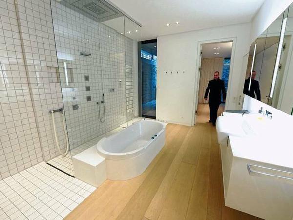 Die 4 000 Euro teure Badewanne ist allerdings nicht zu besichtigen.