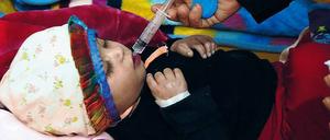Ein Kleinkind im Jemen bekommt Cholera-Medizin. Der Klimawandel begünstigt das Wachstum von Cholera-Bakterien.