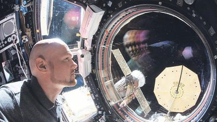 Das große Ganze im Blick. Alexander Gerst in der Internationalen Raumstation ISS – wenige Tage vor seiner Rückkehr zur Erde im Dezember 2018. 