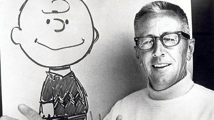 Charles M. Schulz mit einer Skizze von Charlie Brown.