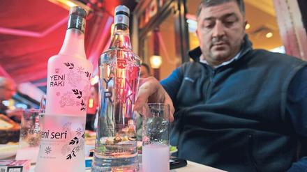 Teure Flaschen. Seit 2010 erhöhten sich die Raki-Steuern in der Türkei um 400 Prozent.