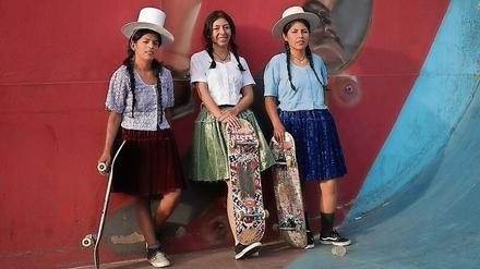 Die „Cholitas“. Brenda, Daniela und Daisy, 26, 25 und 24 Jahre alt, skaten in traditionellen Outfits. 