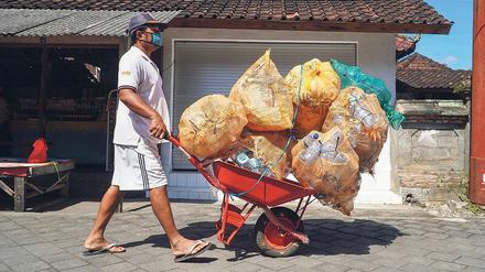 Lässt sich nicht unterkriegen. Ein Mann in Gianyar auf Bali hat säckeweise Plastikmüll gesammelt, um dafür Reis zu bekommen. 
