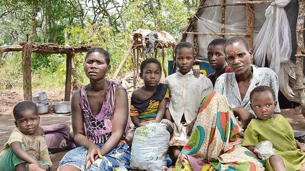 Menschen in einem Flüchtlingslager in der Provinz Luapula in Sambia.