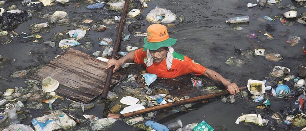Verstopft. Die Bewohner Jakartas leiden auch unter Müll- und Luftverschmutzung.