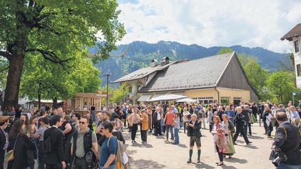 Pilgern zu den Passionsspielen. Nach Oberammergau kommen zahlreiche Touristen aus aller Welt.